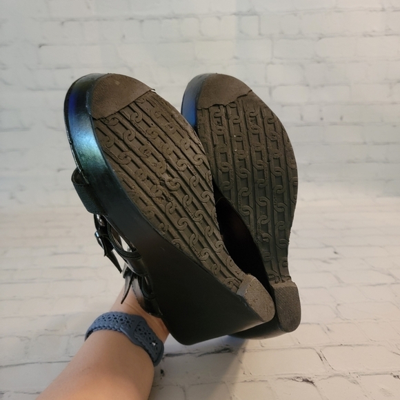 Charles by Charles Davis Black Strappy Buckle Wedge Sandles Size 10 B - Picture 7 of 7